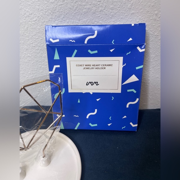 IMM ✨new with box✨ ceramic jewelry holder with wire heart - Picture 2 of 3